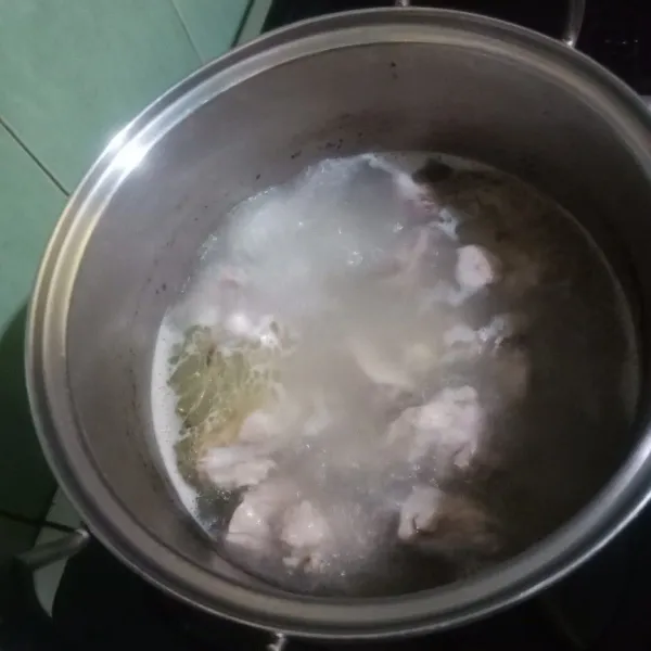 Siapkan panci, masukan air masak hingga mendidih, kemudian masukan ayam tulangan, cengkeh dan jahe, rebus kembali hingga mendidih