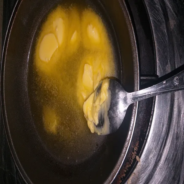 Ayak bahan kering, sisihkan cairkan margarin