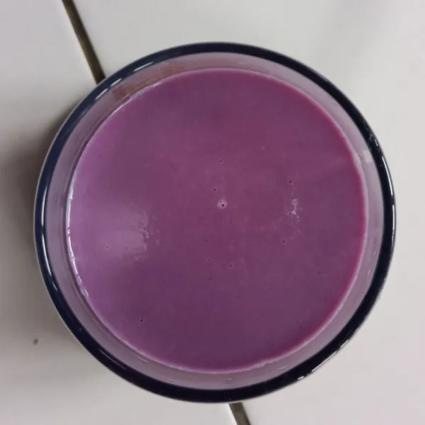Siapkan gelas, lalu tuang ubi ungu yang sudah di blender tadi (ini saya buat jadi 2 gelas).