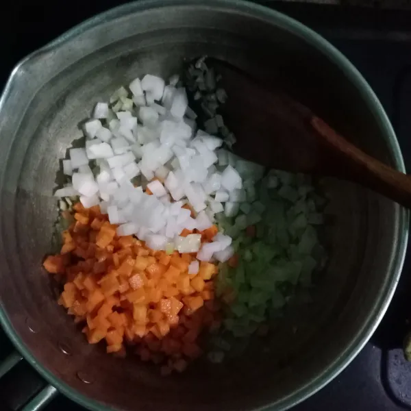 Tambahkan wortel dan lobak. Tumis hingga setengah layu.