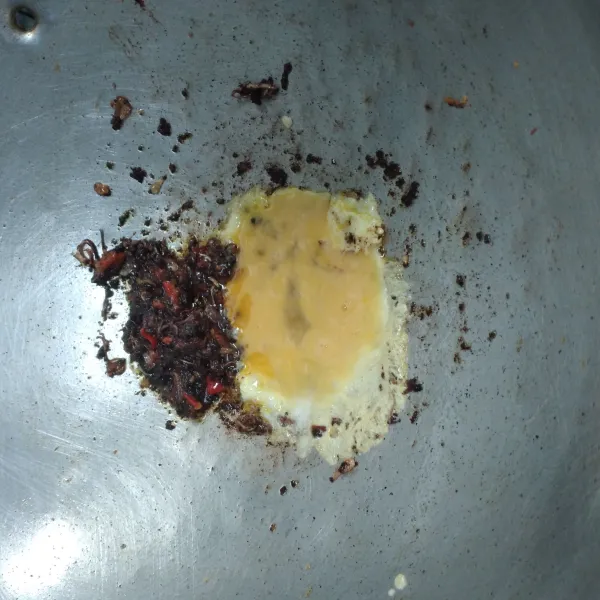 Sisihkan bumbu dipinggir wajan lalu masukkan telur, tunggu hingga setengah matang lalu orak-arik telur, beri garam dan kaldu jamur, tumis hingga telur matang.