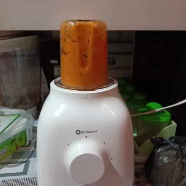 Blender semua bumbu sampai halus.