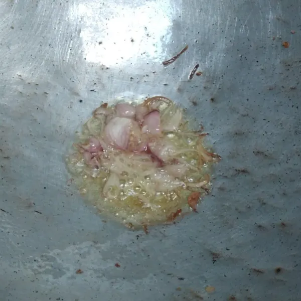 Tumis bawang merah hingga harum.