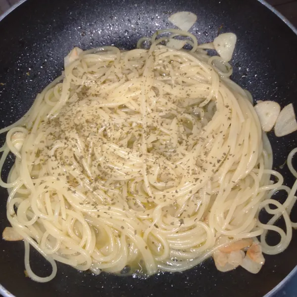 Masukkan mie spaghetti nya, lalu masak hingga air menyusut.
