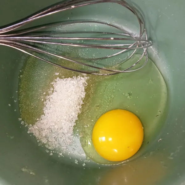 Kocok telur, gula pasir dan garam menggunakan whisker hingga gula larut.