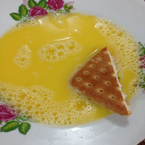 Celup ke telur dan kemudian angkat, celupkan lagi ke tepung panir.