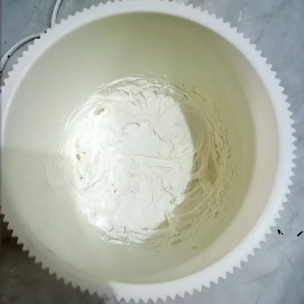 Membuat lapisan choco cheese, kocok whipped cream bubuk dengan air es. Kocok dengan mixer kecepatan tinggi hingga mengembang.