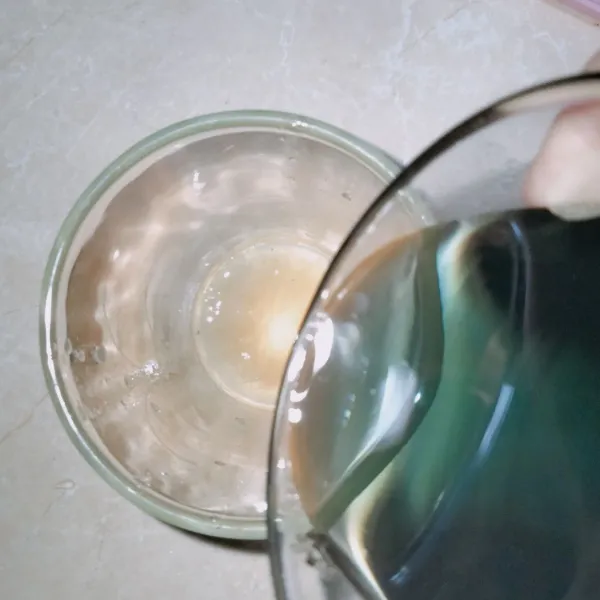 Masukkan 200 ml air bunga telang pada setiap gelas, warna biru jadi ungu.