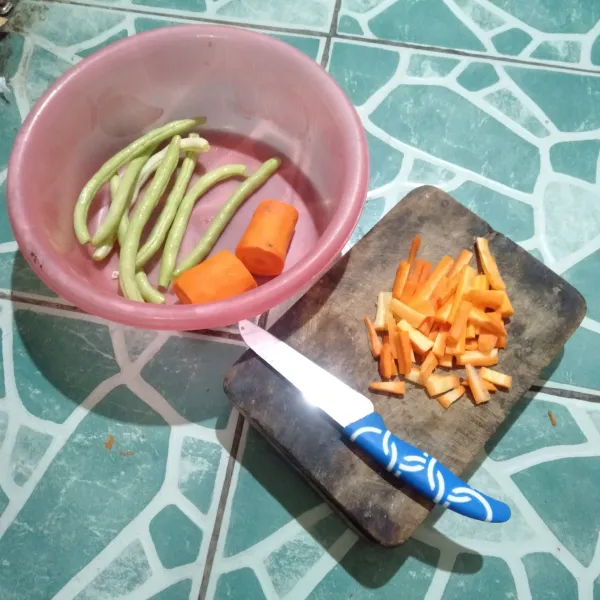 Potong buncis dan wortel sesuai selera, lalu cuci bersih, sisihkan sebentar.