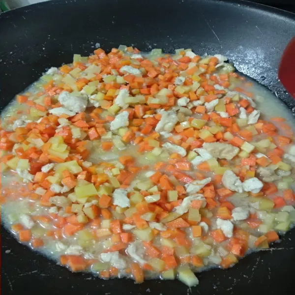 Tumis bawang Bombay dan bawang putih hingga harum, dan matang, tambahkan kentang, wortel, daging ayam, aduk hingga rata, tambahkan air  dan bumbu lainnya aduk hingga rata.