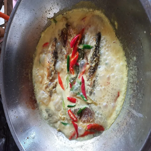 Masukan ikan belanak yang sudah di goreng dan cabai yang sudah di iris. Lalu biarkan hingga air menyusut. Angkat dan sajikan dengan nasi hangat.