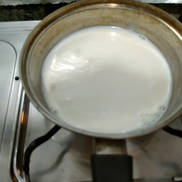 Masak susu cair dan susu kental manis dengan api kecil hingga mendidih.