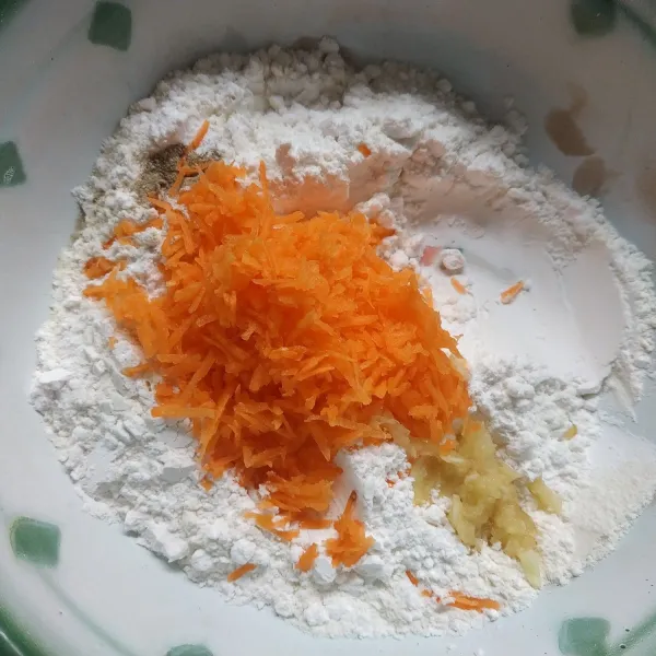 Campur tepung terigu, tapioka, wortel, bawang putih, garam, kaldu bubuk dan lada aduk rata.