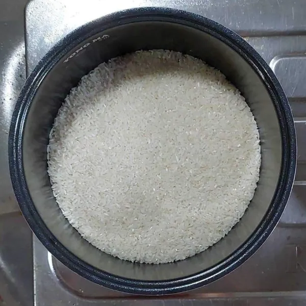 Siapkan beras, cuci bersih.