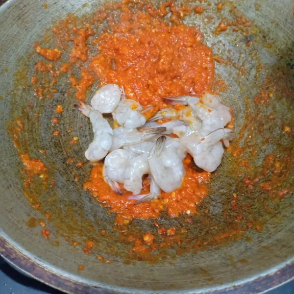 Masukkan udang yang telah dibersihkan aduk rata.