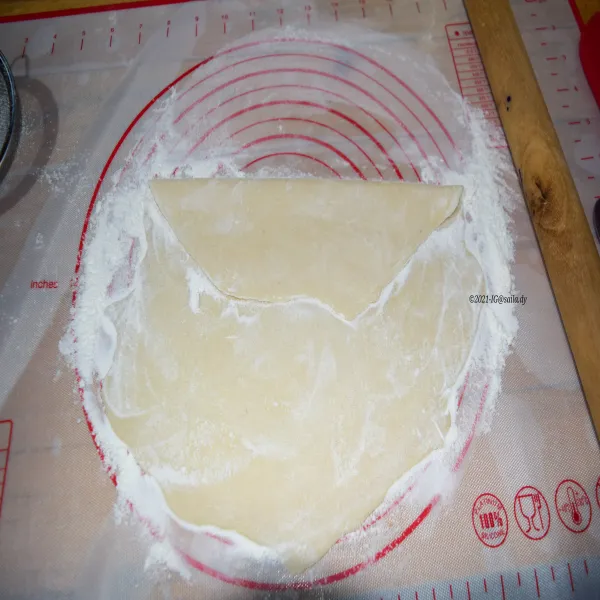 Taburi secara merata dengan tepung supaya adonan tidak lengket. Gulung adonan dan beri tepung lagi.