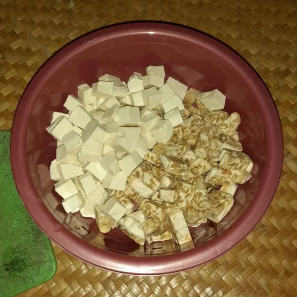 Potong-potong tahu dan tempe semangit sesuai selera.