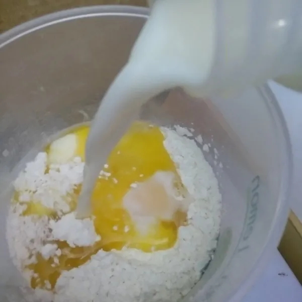 Kemudian, masukkan bahan cair.