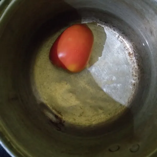 Cuci bersih tomat, lalu rebus hingga empuk.