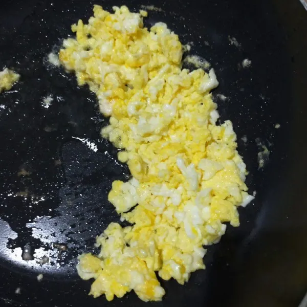 Haluskan cabe dan bawang putih. Panaskan wajan, beri secukupnya minyak. Masukan telur, buat orak arik. Lalu pinggirkan di pinggiran wajan.