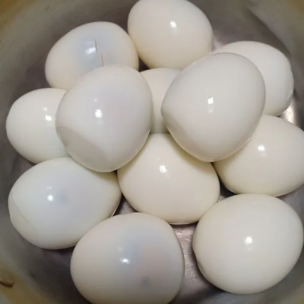 Rebus telur sampai matang, lalu kupas.