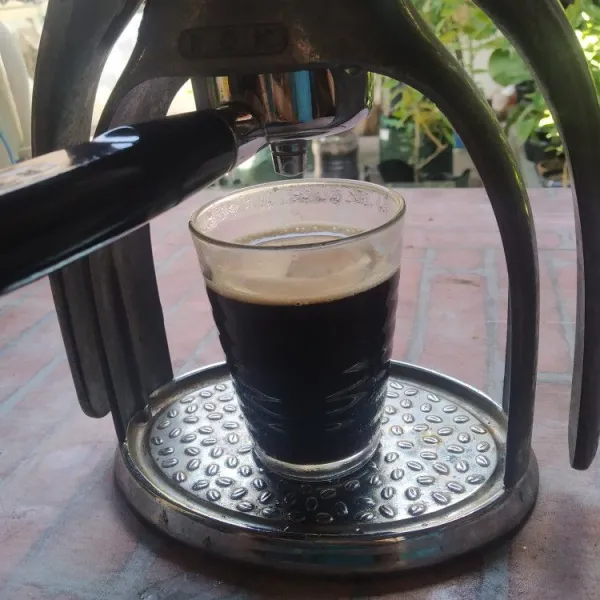 Seduh kopi dengan air panas menggunakan mesin presso, jika tidak ada dapat di seduh dengan kertas filter.