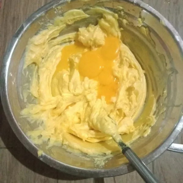 Tambahkan kuning telur, kemudian campur hingga rata.