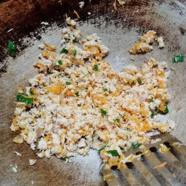 Masukkan ayam, wortel dan daun bawang. Aduk sampai tercampur rata.