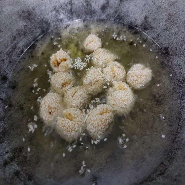 Panaskan minyak goreng, jika sudah panas kecilkan api. Goreng adonan onde-onde hingga kuning kecokelatan dan garing, angkat, lalu tiriskan minyak. Jika sudah dingin simpan di dalam toples.