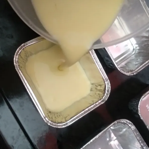 Tuang ke dalam aluminium foil. Isi sebanyak 1/2 nya saja.