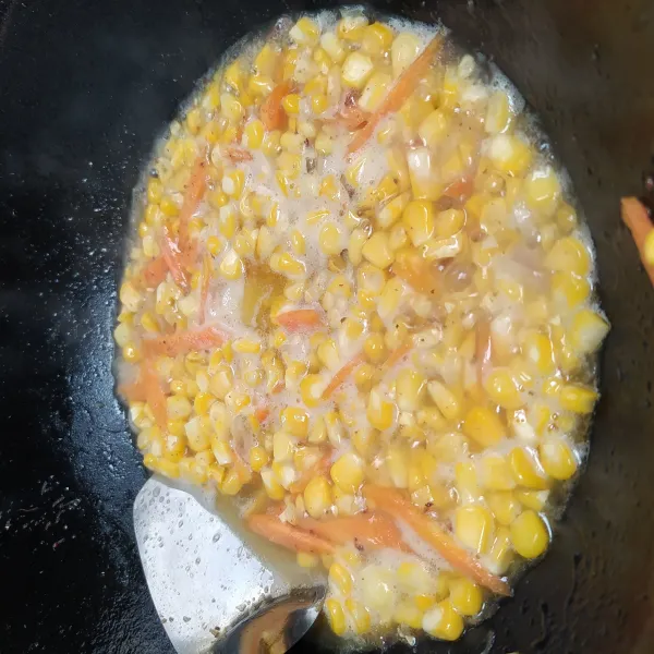 Aduk merata dan tambahkan bumbu-bumbu