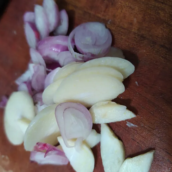 Siapkan juga bawang yang sudah diiris