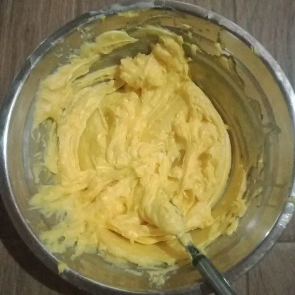 Masukkan margarin, BOS (Butter Oil Substitute), dan gula halus ke dalam wadah. Lalu campur menggunakan ujung garpu hingga rata dan pucat.