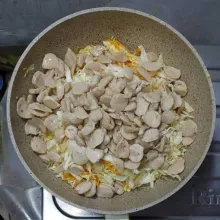 Masukkan baso, aduk-aduk sampai tercampur rata.