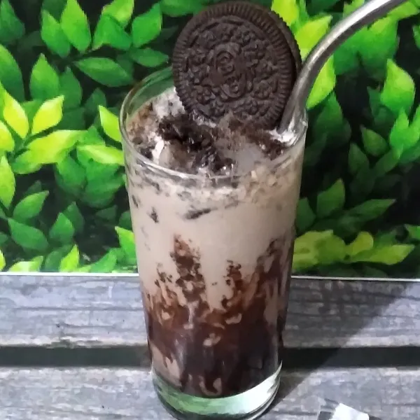 Lalu masukkan krim kocoknya, oreo tumbuk dan es batu.