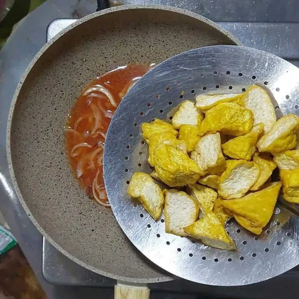 Masukkan tahu yang sudah digoreng.