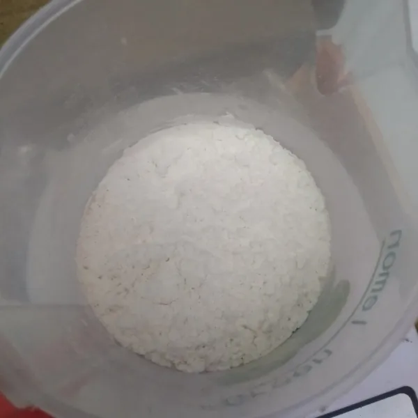Pertama, campur dan ratakan tepung, gula, baking powder, dan bawang putih bubuk.