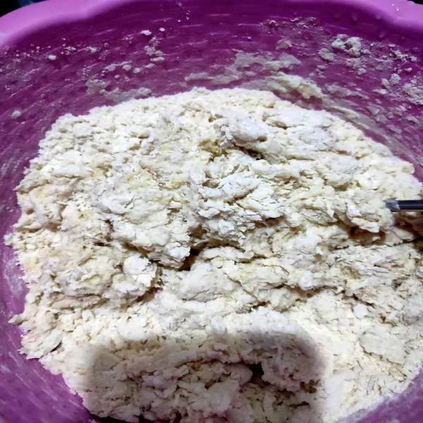 Siapkan wadah, campur menjadi satu tepung terigu, gula pasir, telur, ragi instan, susu bubuk dan juga air (metode all in one). Uleni hingga setengah kalis.