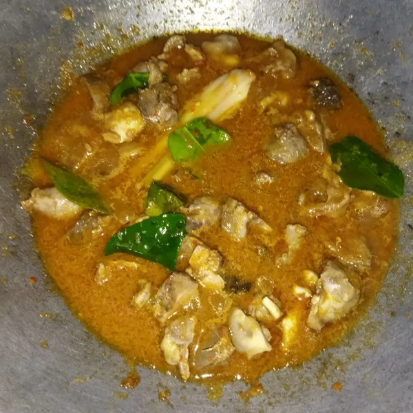 Aduk rata, lalu masak dengan api sedang, sambil sesekali diaduk.