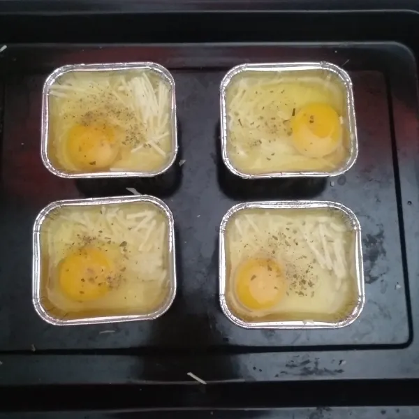 Kemudian, beri bahan topping dan panggang pada suhu 180°C sampai matang.