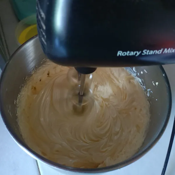 Mixer butter sampai mengembang dan pucat