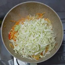 Masukkan kol, tambahkan kaldu bubuk, merica bubuk dan garam.