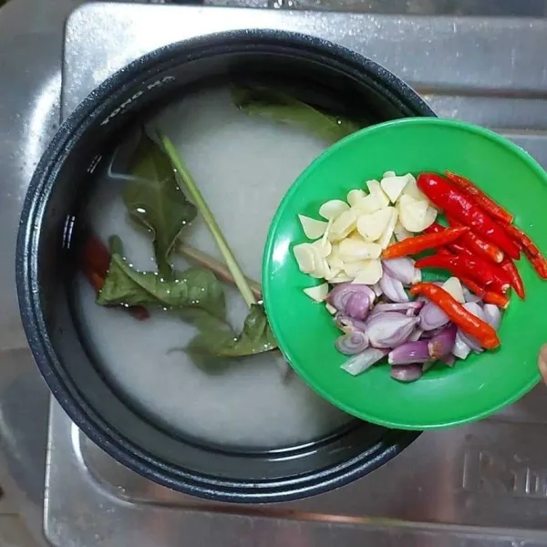 Masukkan irisan bawang merah, bawang putih dan cabe rawit.