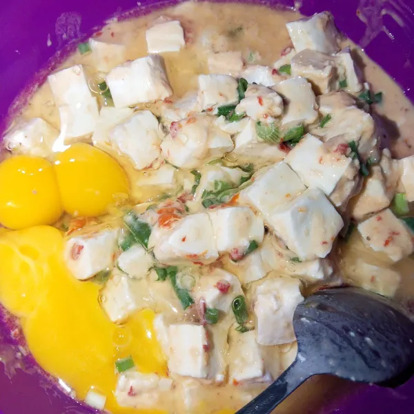 Kemudian masukkan telur beserta garam, gula, dan penyedap rasa, aduk sampai rata.