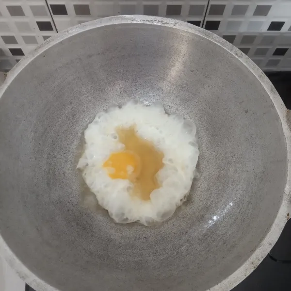 Ceplok telur satu per satu hingga habis