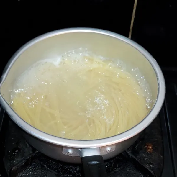 Didihkan air kemudian masukkan pasta massa hingga setengah matang saja angkat lalu tiriskan.