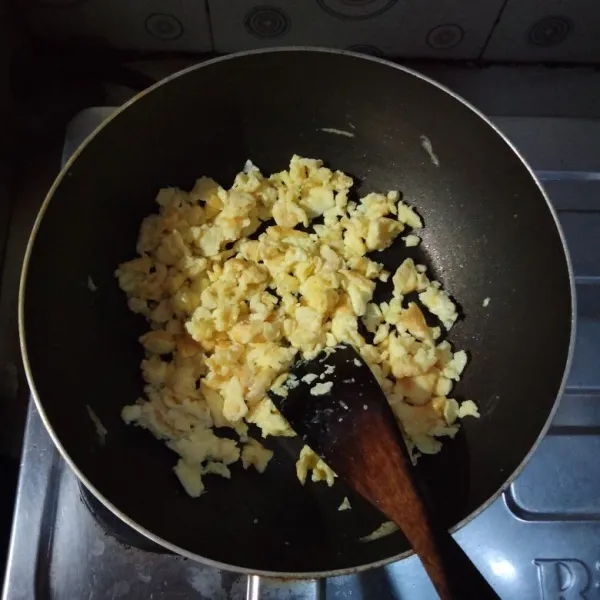 Panaskan minyak goreng, kemudian oseng telur tadi terlebih dahulu.