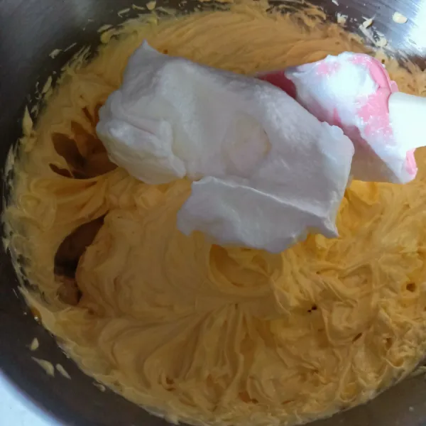 Campur adonan putih telur kedalam adonan kuning telur bertahap, aduk lipat sampai rata.