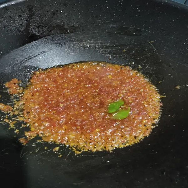 Tumis bumbu halus dengan sedikit minyak, tambahkan daun jeruk, masak hingga bumbu matang dan harum.