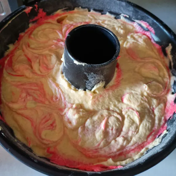Siapkan loyang butter cake anti lengket, kemudian tata adonan secara selang seling.
